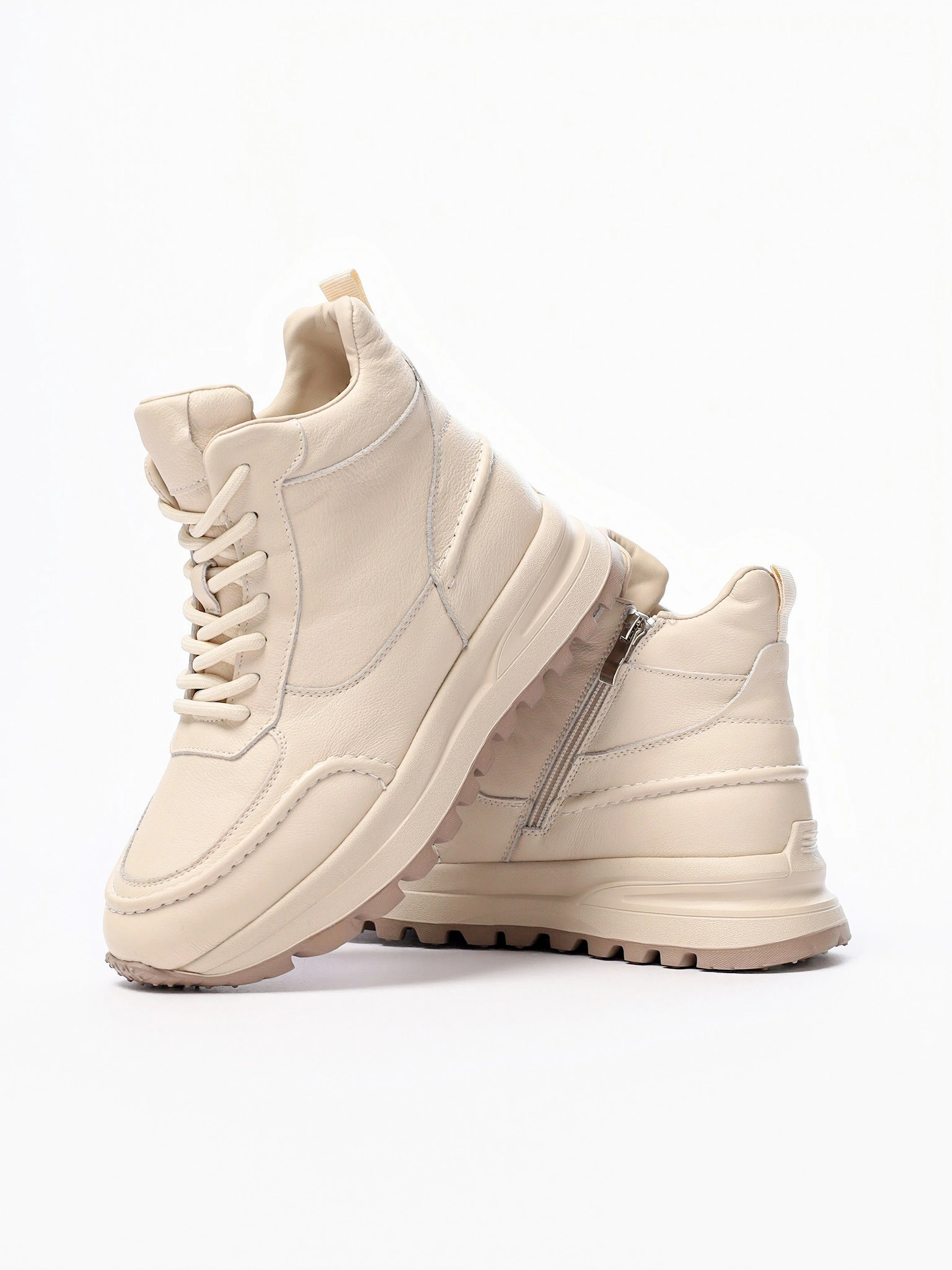 Кроссовки бежевого цвета на рельефной подошве